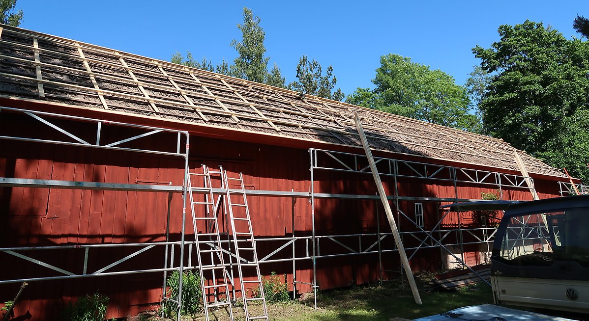 Omläggning av tak på ladugård, Mullhyttan