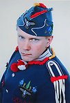 Fotokonst föreställande en man iklädd kläder i traditionella samiska färger