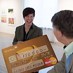 Museichef Birgitta Johansen tar emot check med 150 000 kr