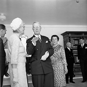 Greta
Hamilton (i vitt) och Gustaf VI Adolf vid invigningen av den nya
länsmuseibyggnaden 1963. Till höger antikvarie
Birgit Laquist.