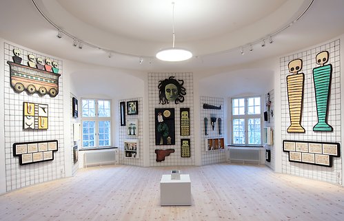 Överblick av utställningen Barnet i tornet av Jan Håfström