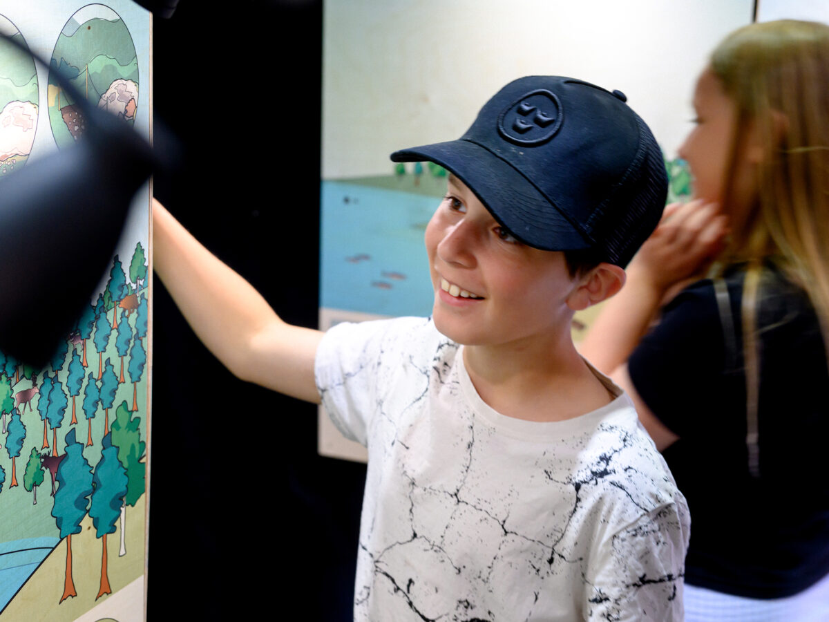 barn tittar på utställningen forntiden kommer till skolan i mobila museet
