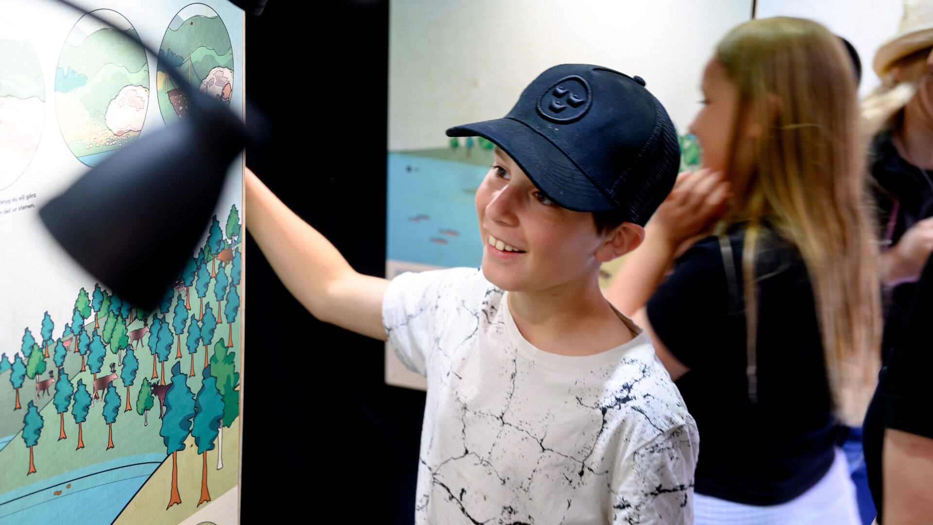 barn tittar på utställningen forntiden kommer till skolan i mobila museet