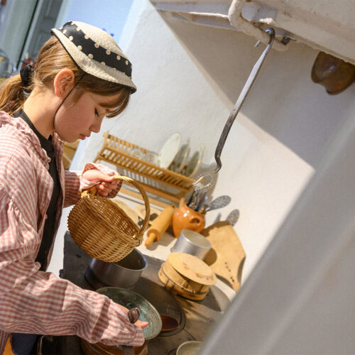 flicka lagar mat på mini-gråbo