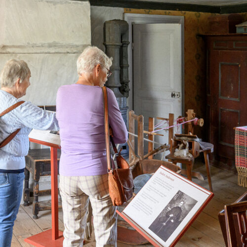 Besökare på Siggebohyttans bergsmansgård
