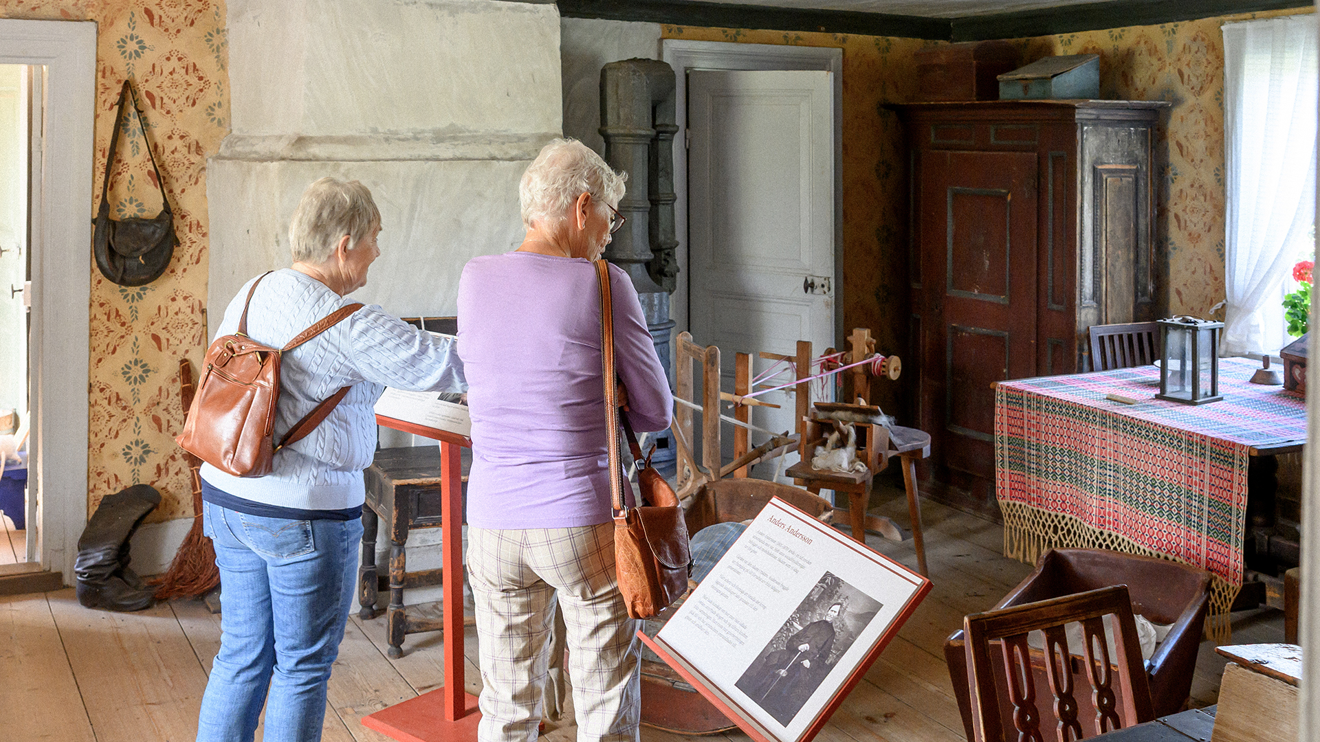 Besökare på Siggebohyttans bergsmansgård