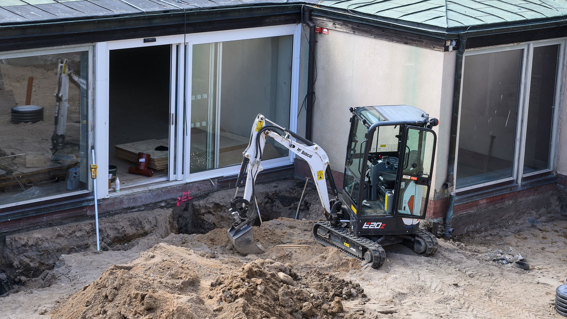 Grävskopa gräver upp mark på Örebro läns museum