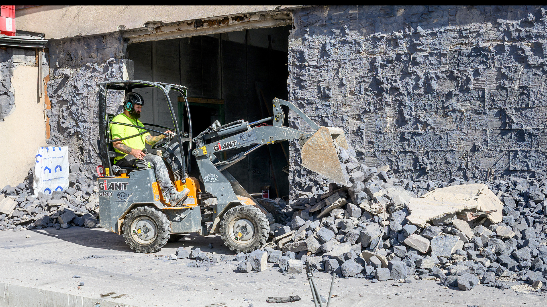 Grävskopa röjer undan sten och betong under renoveringen på Örebro läns museum
