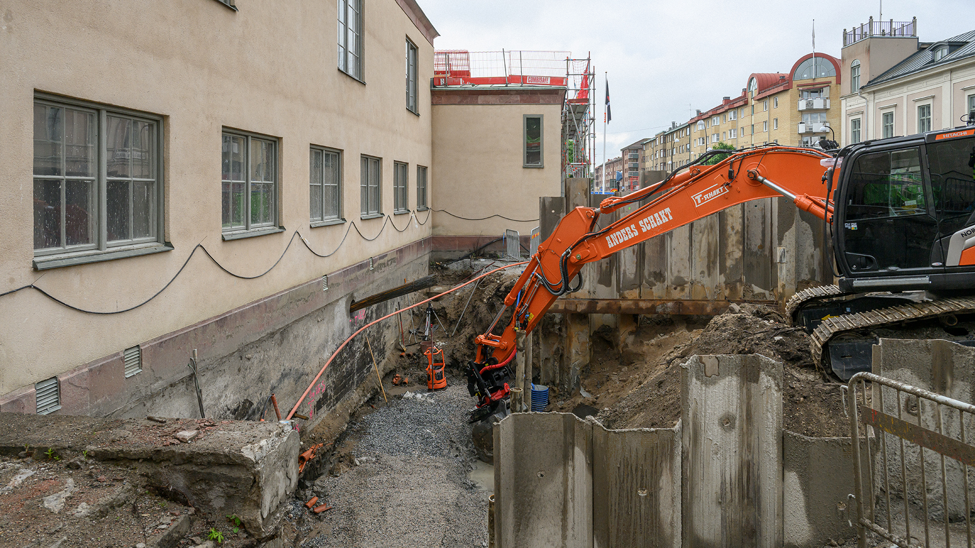 Grävskopa gräver under renoveringen av Örebro läns museum