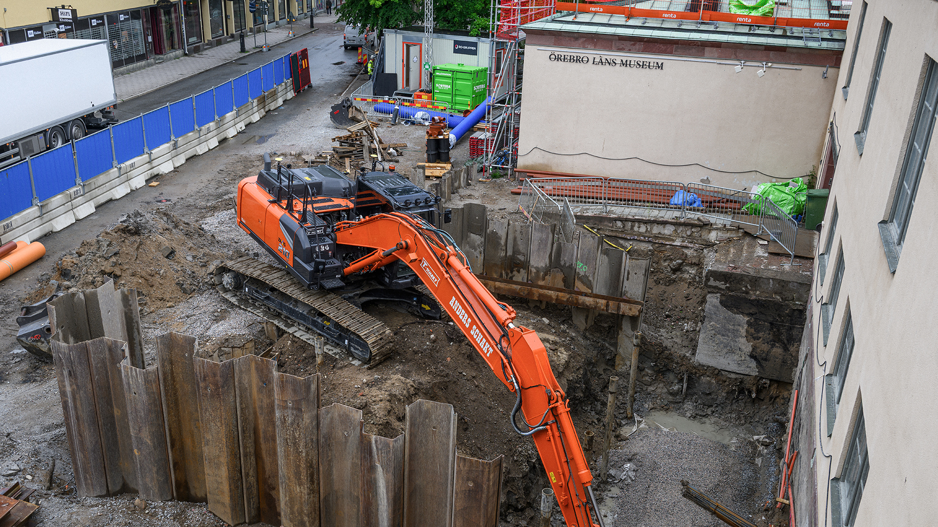 Grävskopa gräver under renoveringen av Örebro läns museum